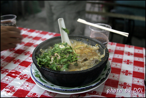 맛이 일품인 우웨이의 뼈다귀탕 뚝배기. 그러나... 이 때의 분위기는 무거웠다. 